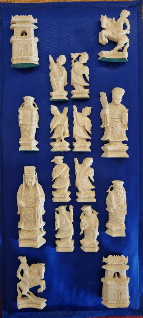 Jeu d'échec en ivoire et plateau en érable